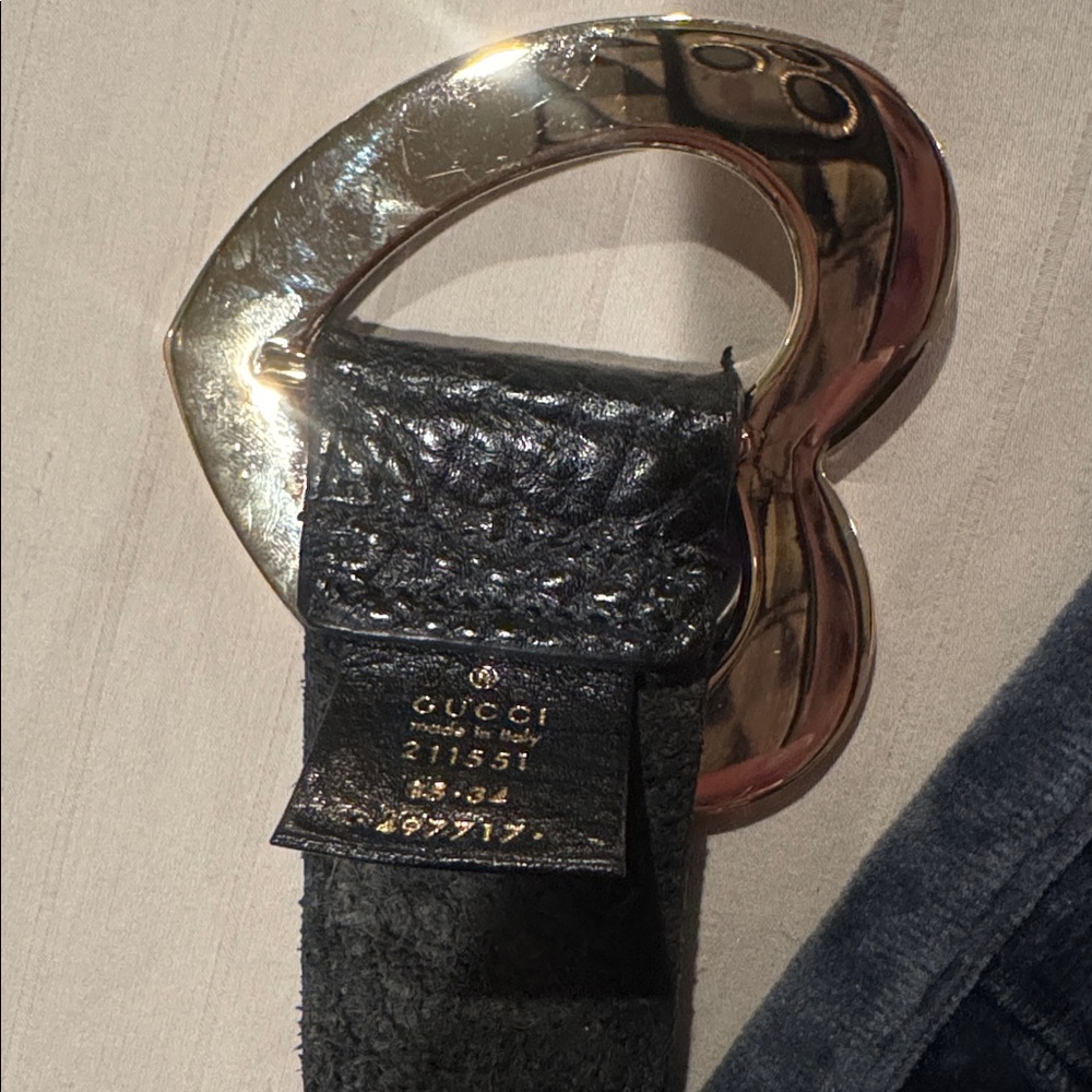 Gucci Black Leather Belt with Gold Heart Buckle - Picture 17 of 17